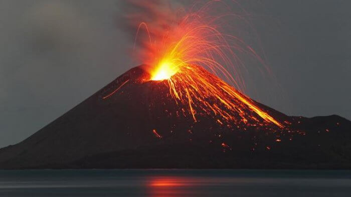 Gunung berapi yang terletak di selat sunda adalah